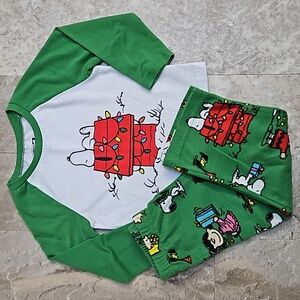 Peanuts Christmas Pajamas. 4T. EUC.